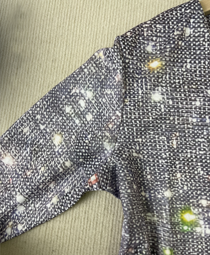 Elvira - Långärmad tröja med V-ringning i silvermetallic och discoflittermönster